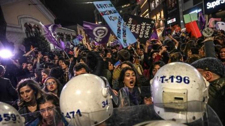 Politie Istanboel zet traangas in op vrouwenbetoging