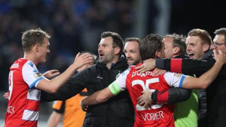 Jupiler Pro League - Genk komt met de schrik vrij tegen Lokeren en houdt Club Brugge op zes punten