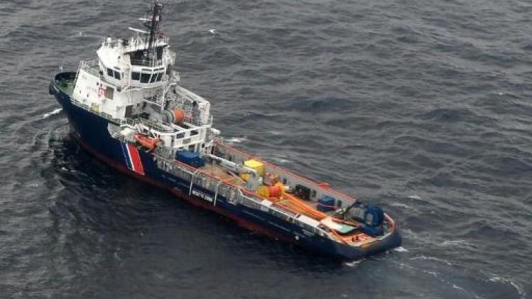 Franse en Spaanse schepen bestrijden olievervuiling in Golf van Biskaje