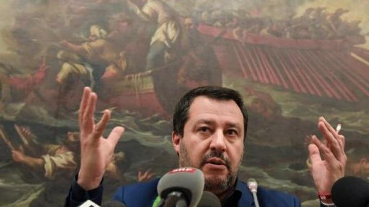 Salvini houdt opnieuw boot van ngo met 49 migranten aan boord tegen