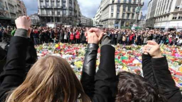450 in het zwart geklede voetbalfans stappen door centrum Brussel