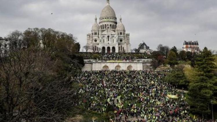 Sociale onrust Frankrijk - Traangas in Parijs aan eind van rustige betoging van gele hesjes