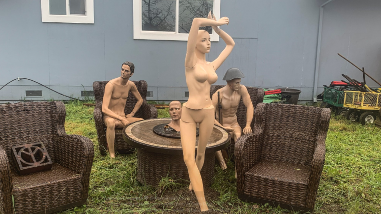 Man zet naakte mannequins in tuin naar burenruzie
