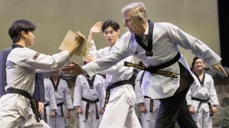 Koning Filip waagt zich aan taekwondo
