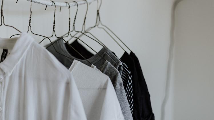 12 kledingstukken voor een zonnige capsule wardrobe
