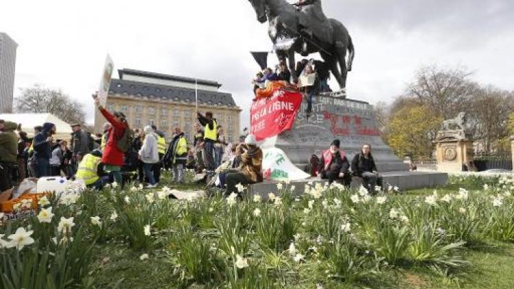 Graffiti van klimaatactivisten verwijderd van Leopold II-standbeeld op Troonplein