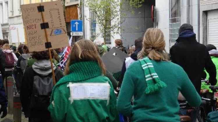 Spijbelen voor het klimaat - Honderdtal "groene" klimaatspijbelaars trekt door Antwerpen