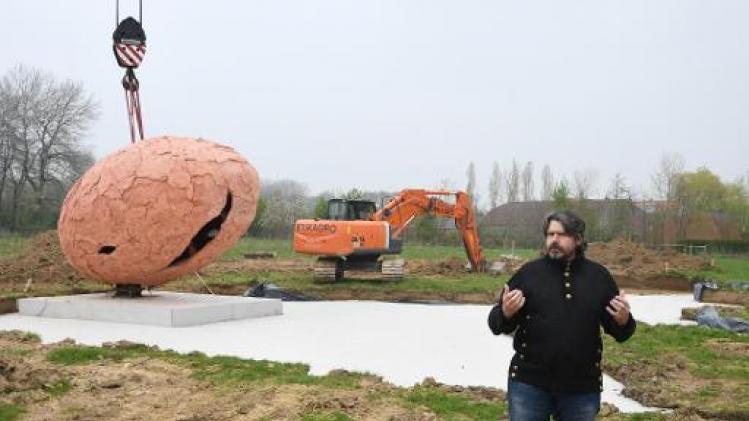 Reuzenei van Coming World Remember Me wordt permanent kunstwerk