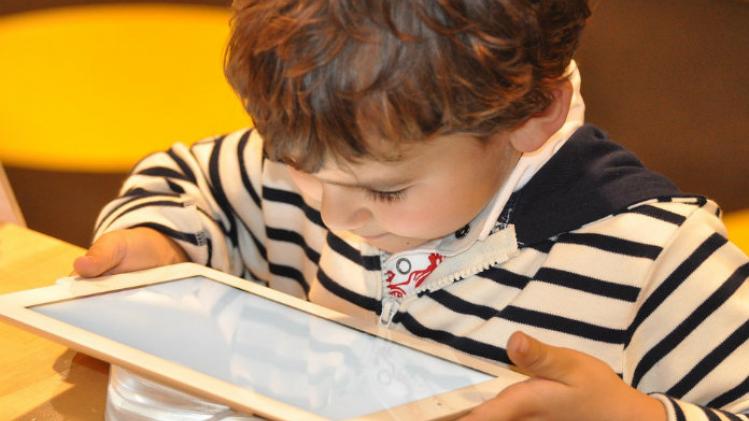 OEPS Kleuter blokkeert vaders iPad voor bijna 50 jaar