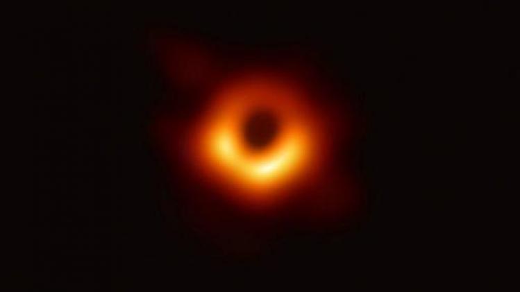 Voor het eerst is foto van een zwart gat in de kosmos gemaakt