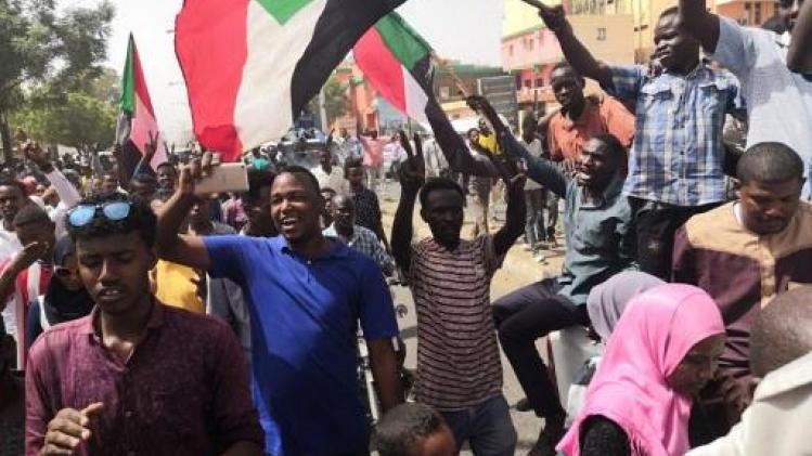 Leger bestormt lokalen van groepering met banden met partij Bashir