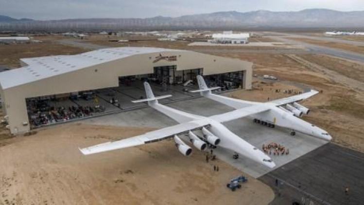 Grootste vliegtuig ter wereld voltooit eerste testvlucht