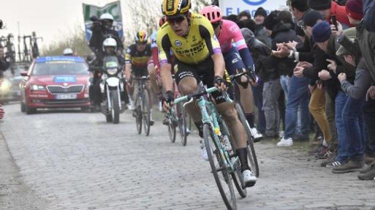 Parijs-Roubaix - Wout van Aert pas 22e na overdreven dosis pech: "Het zit me hier niet mee"