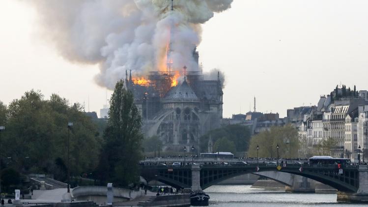 Zware brand treft Notre-Dame