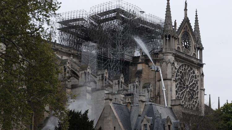 Brand Notre-Dame: Vuur is volledig geblust, speurders gaan uit van ongeval