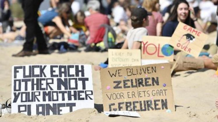 Enkele honderden activisten "chillen voor het klimaat" op het strand van Oostende