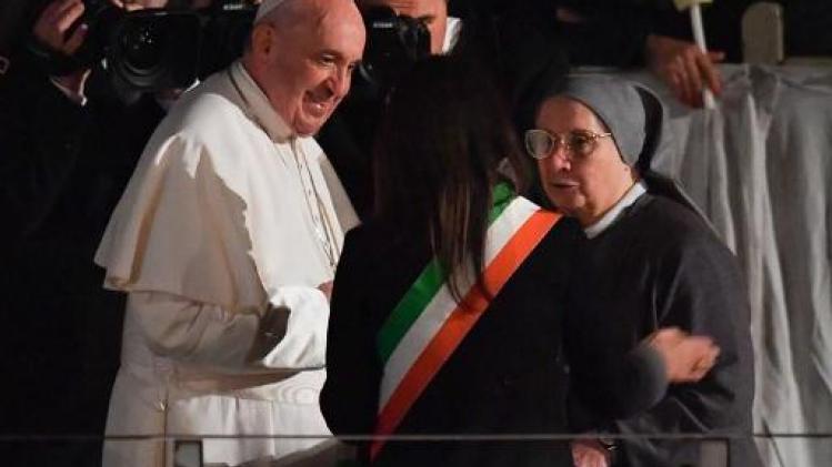 Paus betreurt bij Kruisweg onverschilligheid en egoïsme