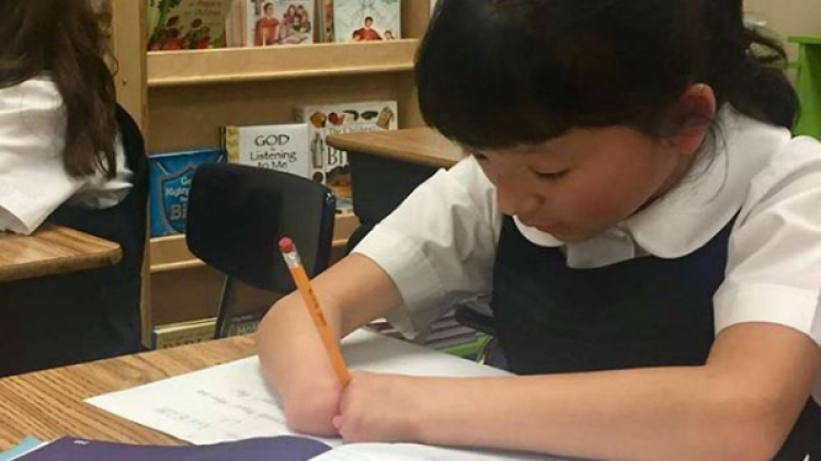10-jarig meisje zonder handen wint schrijfwedstrijd