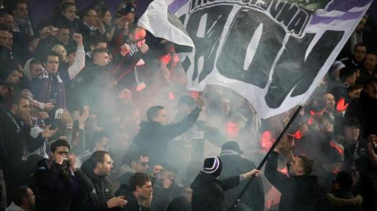 Anderlecht moet 3.500 euro boete betalen voor biergooiers en rookbom tegen Club Brugge