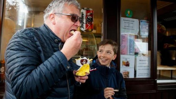 Prins Laurent gaat frietjes eten in Waterloo voor 60-jarig bestaan van frietkot