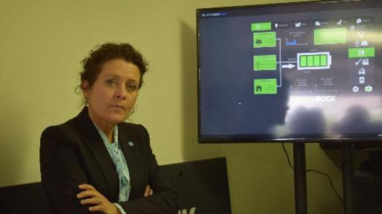 Vlaams minister Lydia Peeters activeert batterijsysteem op woonzorgcampus