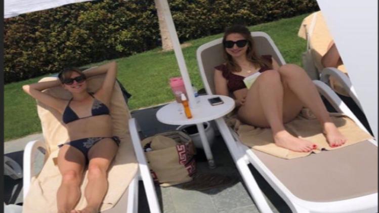 'Familie'-actrices samen op vakantie: "Bruin worden is ten strengste verboden"
