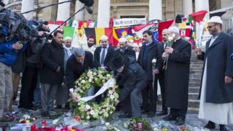Imams en rabbijnen leggen bloemenkrans neer aan Brusselse Beursplein