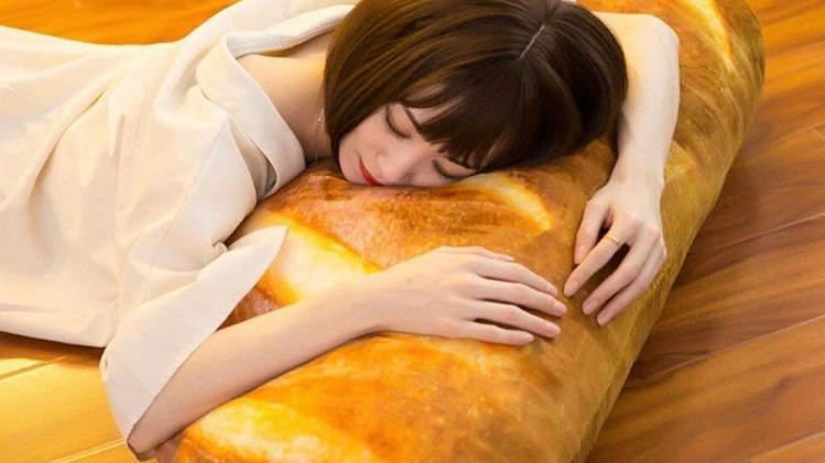 Leg je hoofd te slapen op een levensgrootte baguette