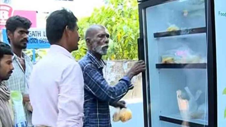 restaurant zet koelkast met restjes op straat voor daklozen