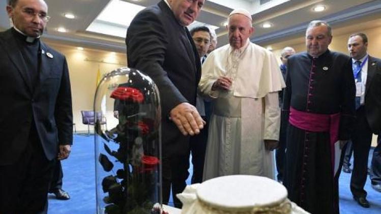 Paus met yoghurt ontvangen in Bulgarije