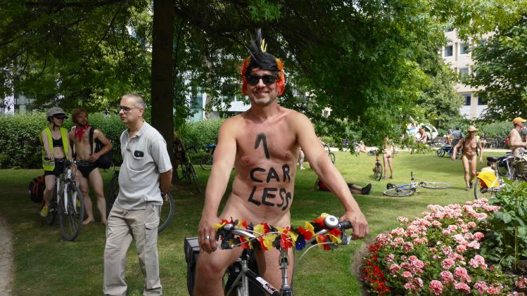 Cylonudista 2018: Pres de 300 cyclistes nus pour se rendre visibles dans Bruxelles