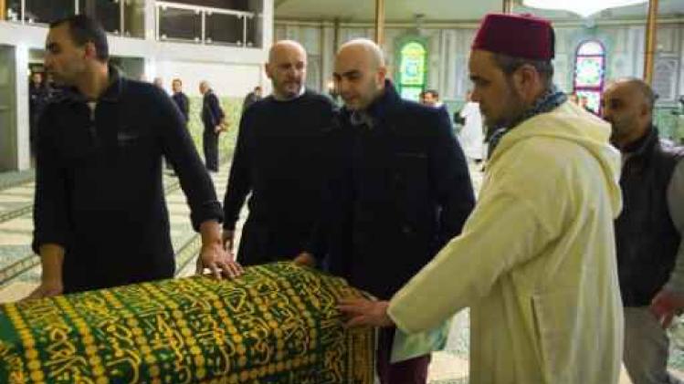 Aanslagen - Meer dan 2.000 moskeegangers brengen laatste hulde aan Loubna Lafquiri in moskee Jubelpark