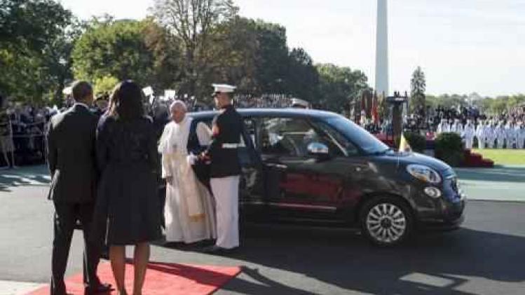 Fiat 500 van de paus voor 300.000 dollar geveild