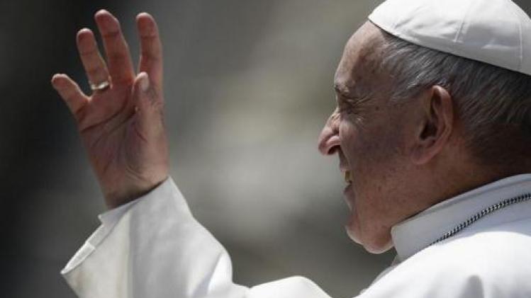 Paus verplicht geestelijken wettelijk om seksueel misbruik te melden