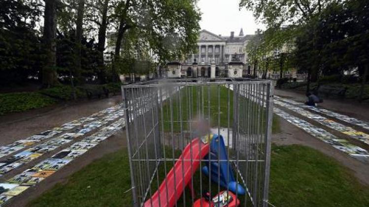 Amnesty International trekt kinderkooi op in Brusselse Warandepark