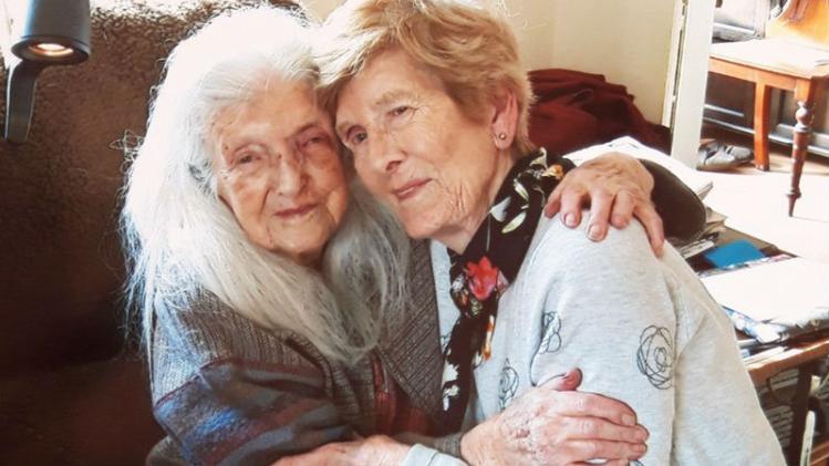Vrouw (82) vindt na 63 jaar zoeken haar moeder (103)