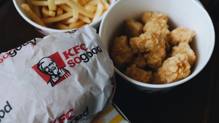Student die zich voordoet als kwaliteitscontroleur eet jaar lang gratis bij KFC