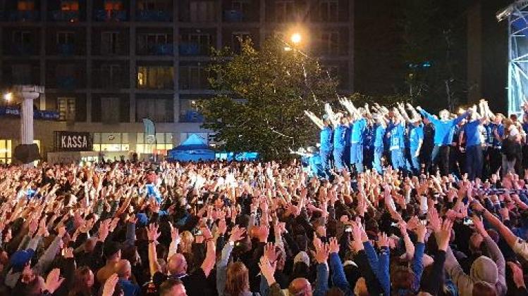 Jupiler Pro League - Spelers en staf bouwen met duizenden supporters stevig feestje op Stadsplein