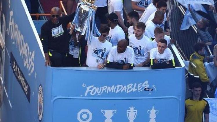 Premier League - Fans zingen Kompany toe bij titelviering Manchester City