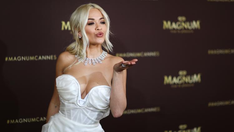 Koerier vergeet 3,5 miljoen euro aan juwelen voor Rita Ora in vliegtuig