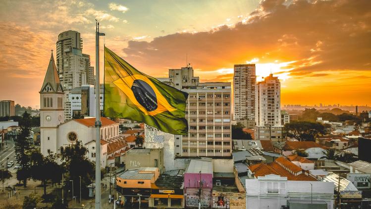 BIZAR. Braziliaanse adoptiekinderen stellen zichzelf tentoon op catwalk aan kandidaat-ouders