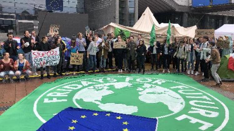 Klimaatjongeren zetten tenten op aan Europees parlement