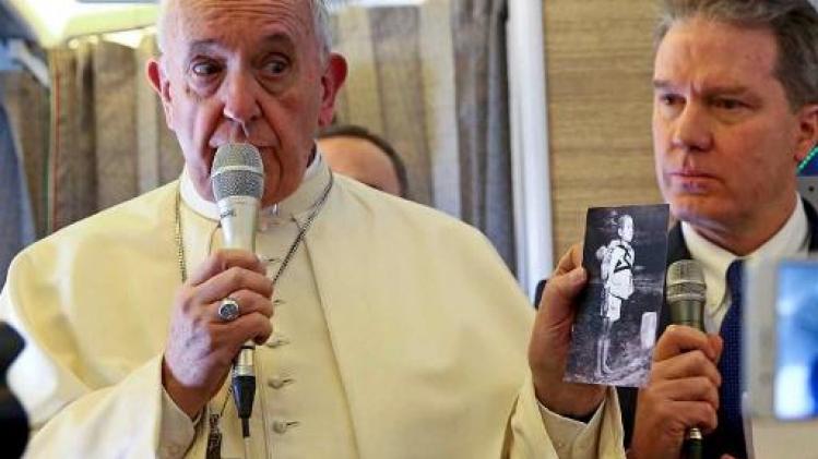 Paus laakt overdreven spelerslonen in het voetbal
