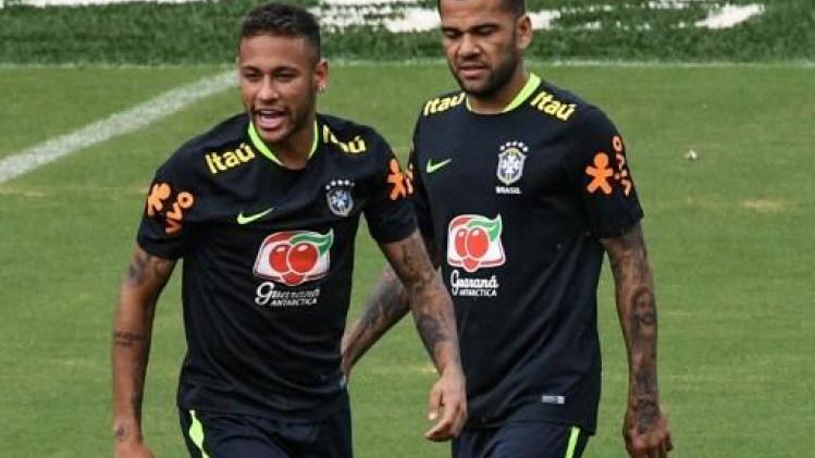 Neymar verliest aanvoerdersband aan Dani Alves