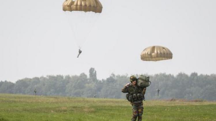 Belgische parachutisten nemen op 9 juni deel aan massasprong in Sainte-Mère-Église