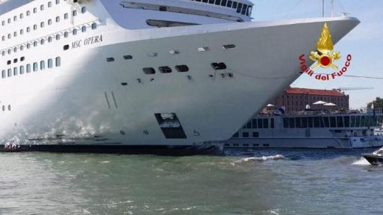 Vijf gewonden nadat cruiseschip tegen toeristenboot botst in Venetië
