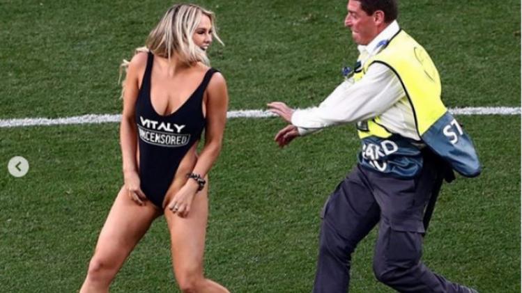 VIDEO. Schaarsgeklede vrouw steelt de show tijdens finale Champions League