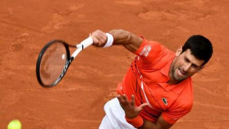 Novak Djokovic haalt op een drafje de kwartfinales