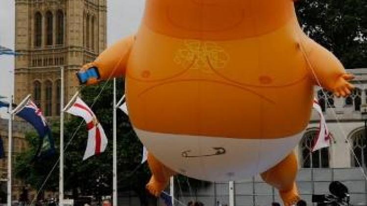 Trumpballon en -sculptuur present op protest tegen Amerikaanse president in Londen