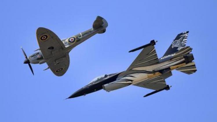 75 jaar D-Day - F-16's en een Spitfire vliegen over Brussel